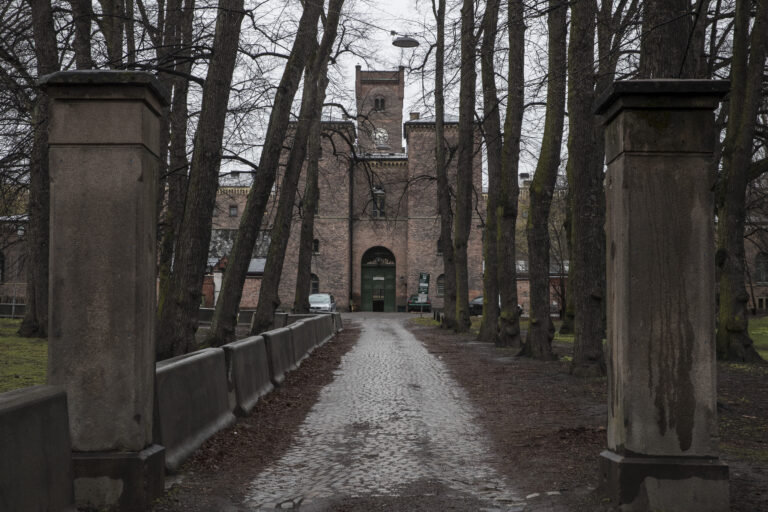 BLokasjonsleder høy sikkerhet Stefan Lystadmoen (t.v.), fengselsbetjent Bente Aanerud, Gjertrud Nordal (H), Anna Molberg (H), enhetsleder for lavere sikkerhet Ola Busterud og Eli Wathne (H) fortalte i høst at Vardåsen kunne være et alternativ når Oslo fengsel skal flytte fra Grønland.