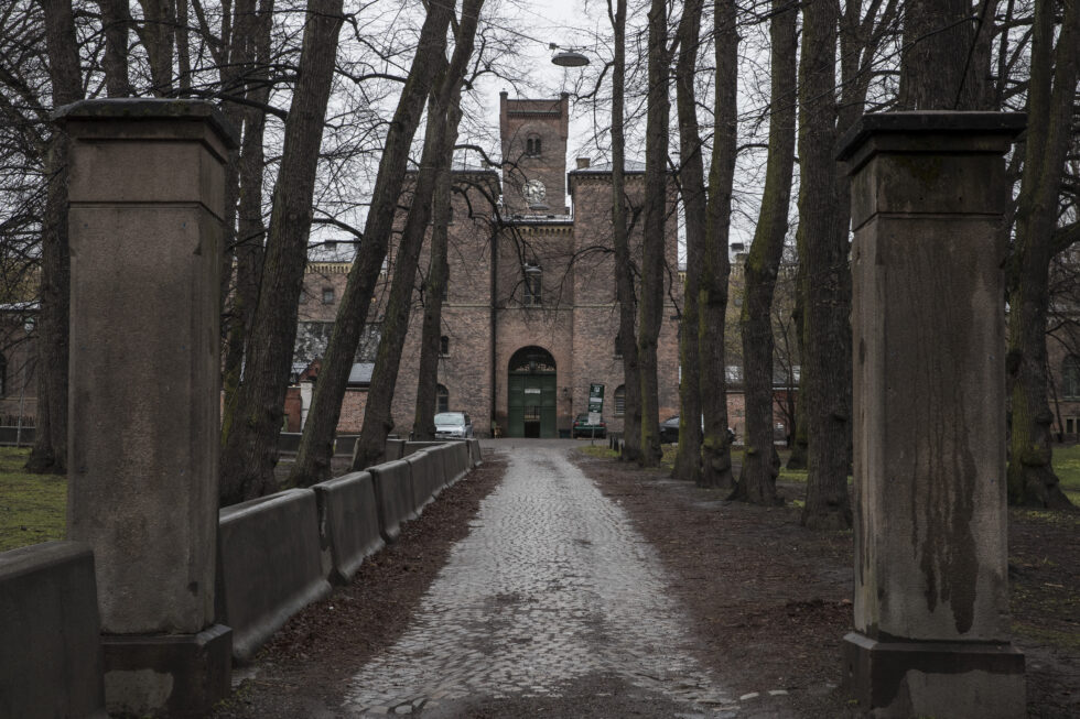 BLokasjonsleder høy sikkerhet Stefan Lystadmoen (t.v.), fengselsbetjent Bente Aanerud, Gjertrud Nordal (H), Anna Molberg (H), enhetsleder for lavere sikkerhet Ola Busterud og Eli Wathne (H) fortalte i høst at Vardåsen kunne være et alternativ når Oslo fengsel skal flytte fra Grønland.