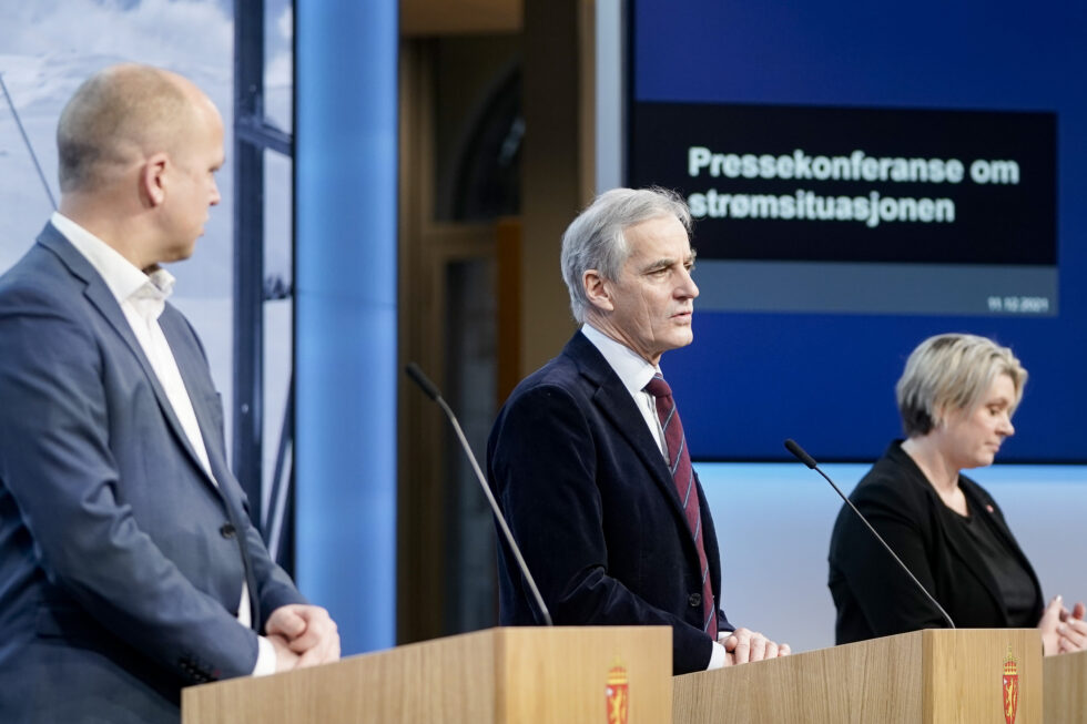 Statsminister Jonas Gahr Støre flankert av finansminister Trygve Slagsvold Vedum t.v. og olje- og energiminister Marte Mjøs Persen på pressekonferansen der regjeringens forslag til tiltak mot ekstraordinært høye strømregninger ble presentert.
