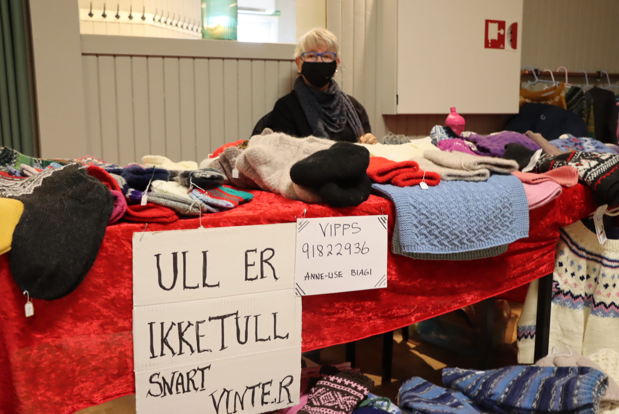 Anne-Lise Biagi hadde dagens beste slagord på Austmarka. Ull er ikke tull i desember.