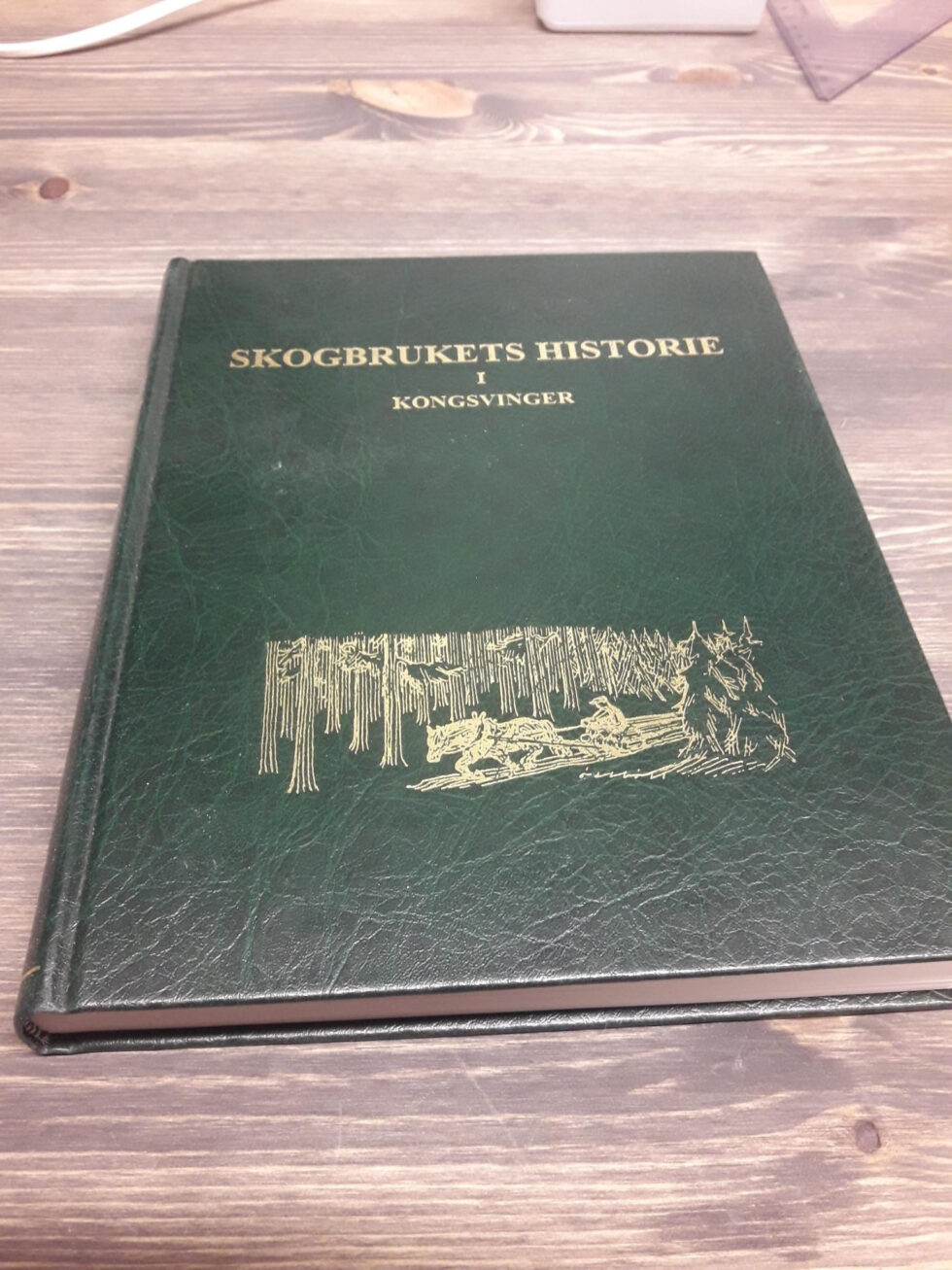 Boka om lokal skogbrukshistorie er utsolgt og pengene skal etter planen deles på fire historielag.