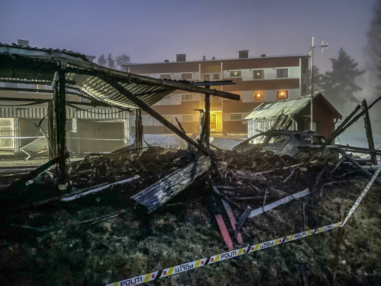 Det brant skikkelig i et garasjeanlegg i Tiurvegen på Vennersberg i natt. Tre biler ble totalskadd.
