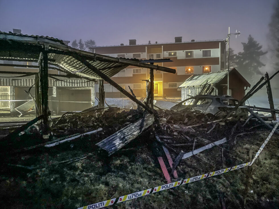 Det brant skikkelig i et garasjeanlegg i Tiurvegen på Vennersberg i natt. Tre biler ble totalskadd.