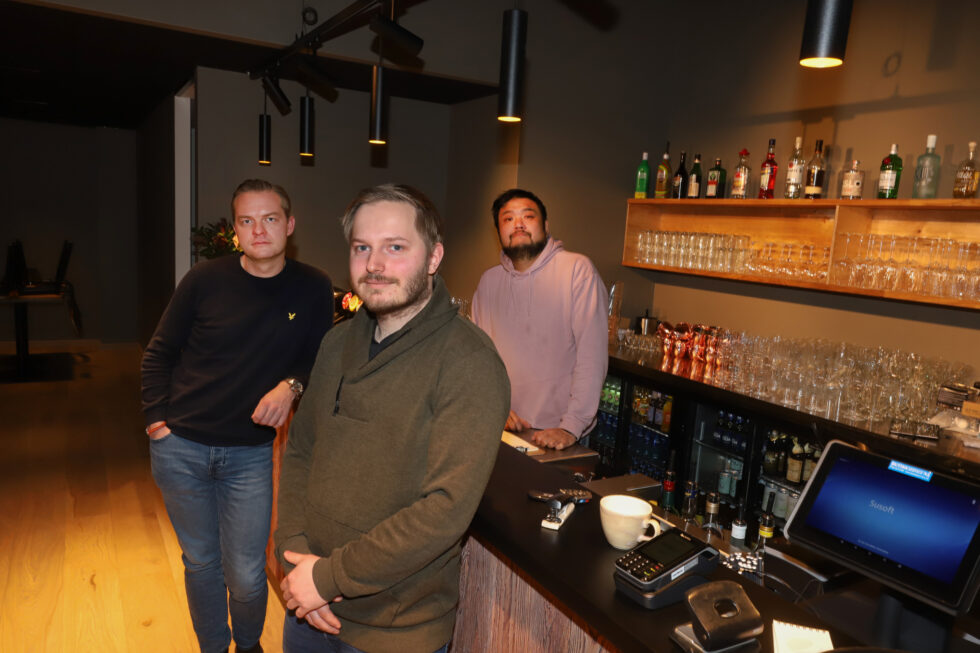 Emil Andreas Mokkelbost Engh (f.v.), Stefan Laxaa og Frederick Loo Chi velger foreløpig å holde dørene ved Schøyens Grill & Bar åpne.