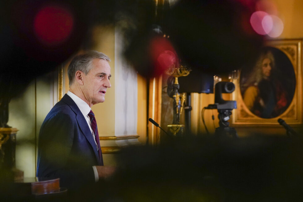 Statsminister Jonas Gahr Støre snakker under den oppsummerende pressekonferanse før jul.