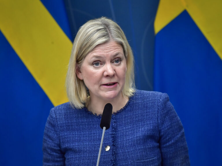 Statsminister Magdalena Andersson ber nordmenn om å unngå å flytte festen over grensen.