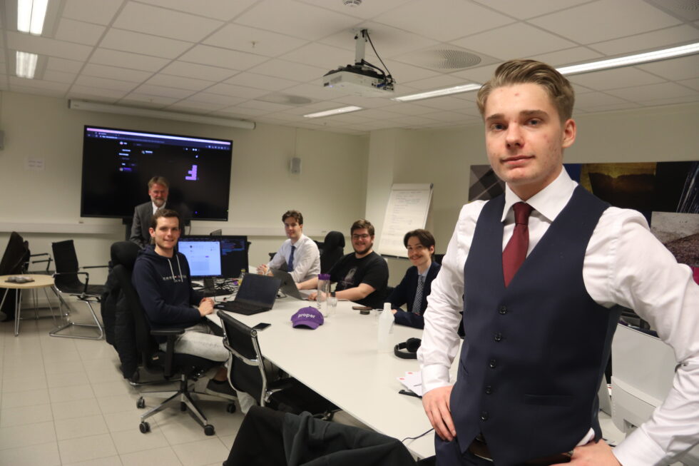CEO Håkon Ellingsen med kollegaer i Properfans. Fra venstre chief web officer Martijn Vermeulen, chief tech officer Jonas Bergaas, backend utvikler Luuk Tap og head of creative growth Heike Zetterstrøm. Styreformann i selskapet Stein Ole Larsen bakerst.