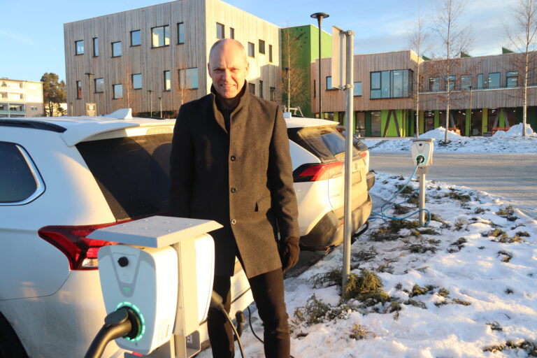 Kongsvinger kommunes åtte ladestasjoner står ved ungdomsskolen på Tråstad. Neste år kommer det 24 til, på forskjellige steder, og utenfor kontortiden skal de kunne brukes av alle, forteller kommunalsjef Rune Lund.