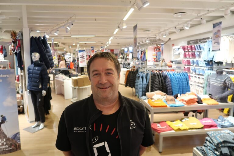 Butikksjef Gunnar Juvkam Løfsgaard er fornøyd med å ha gode og lojale kunder på Sport 1-butikken på Epa-senteret.