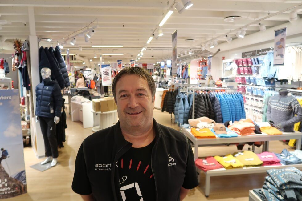 Butikksjef Gunnar Juvkam Løfsgaard er fornøyd med å ha gode og lojale kunder på Sport 1-butikken på Epa-senteret.