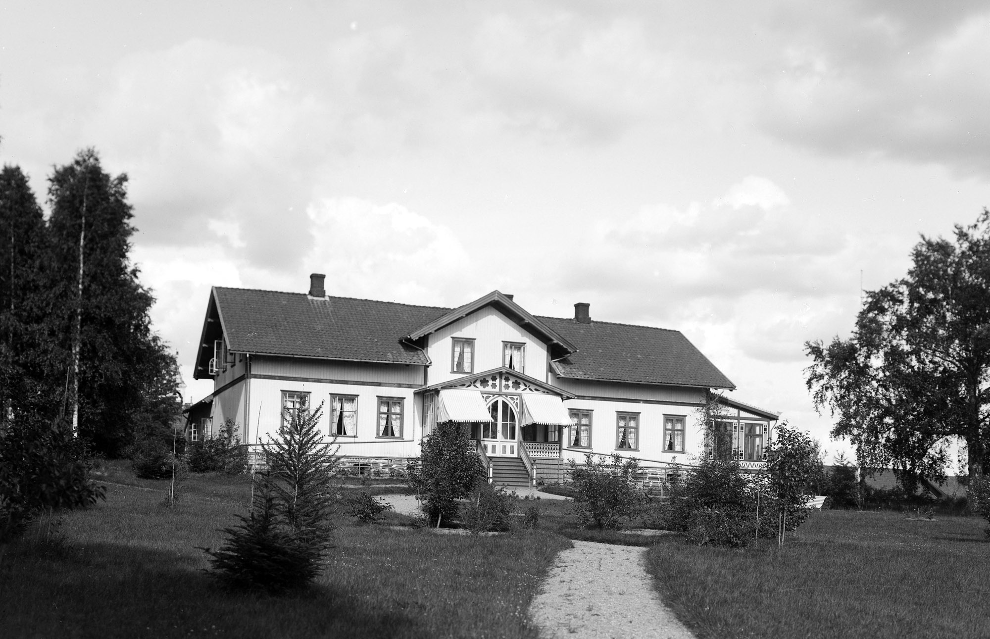Gjøsegården slik den så ut i 1903 da den var tuberkulosesanatorium. Her bodde lensmann Carl Holter Grønvold på 1860-tallet sammen med sin kone og flere av sine søsken.