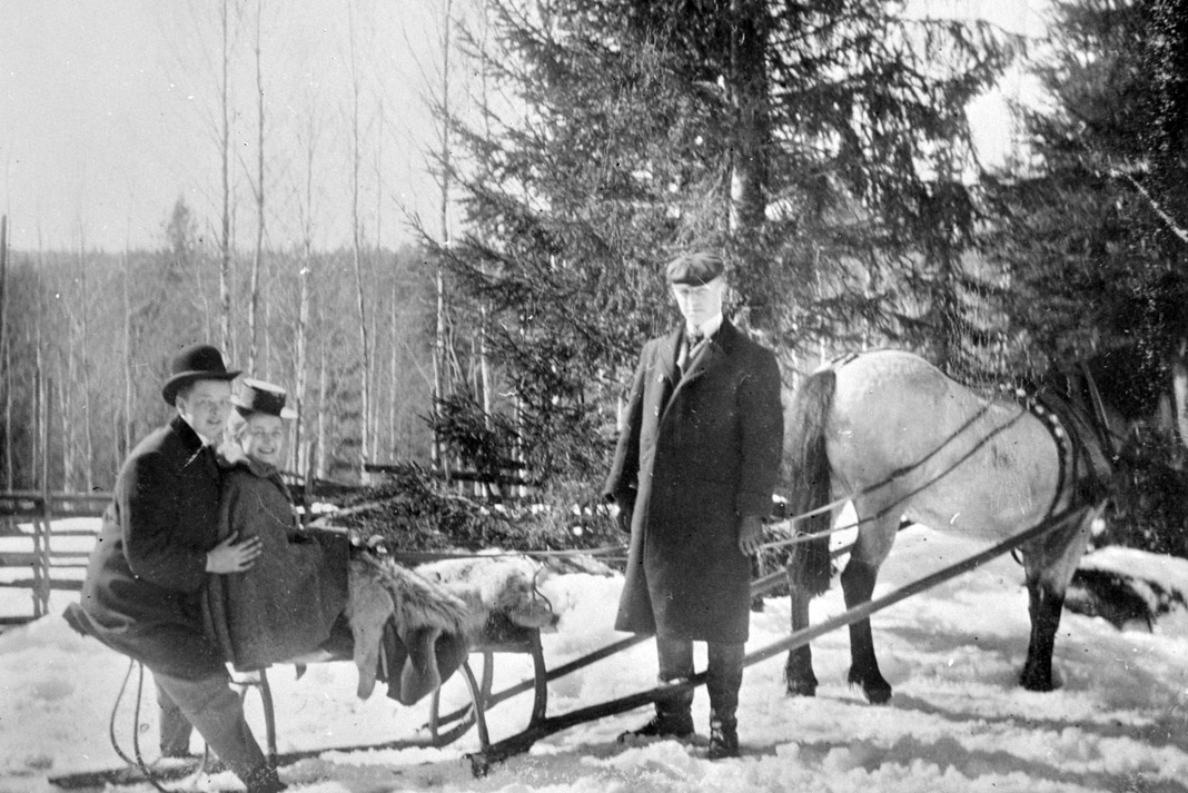 Slik kan sleden til familien Gjems ha sett ut. Dette er et bilde fra påsken 1900 og viser Einar og Westye Egeberg i slede ved Skinnarbøl gård, som ikke ligger langt fra Gjøsegården. På 1860-tallet var det tette bånd mellom de to gårdene.