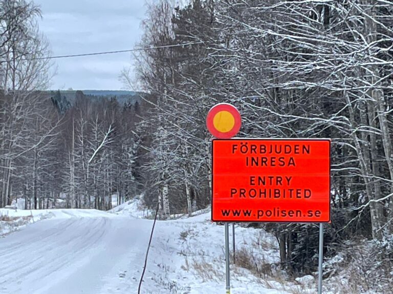Svenskene har stengt de fleste grenseoverganger. Her ved fylkesvei 1992 ved Mitanderfors.