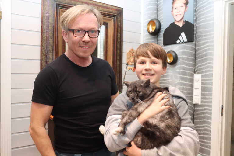 Far Yngve og sønn Sebastian Persen har fått tilbake familiekatten, og det rett før jul.
