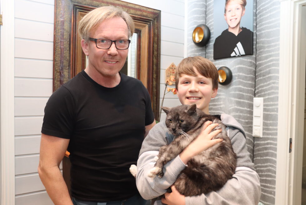 Far Yngve og sønn Sebastian Persen har fått tilbake familiekatten, og det rett før jul.