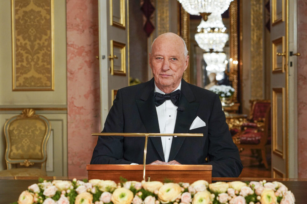 Kong Harald holder nyttårstalen på Slottet. Han benyttet blant annet muligheten til å hylle innsatsen ansatte i helsevesenet har lagt ned under pandemien.