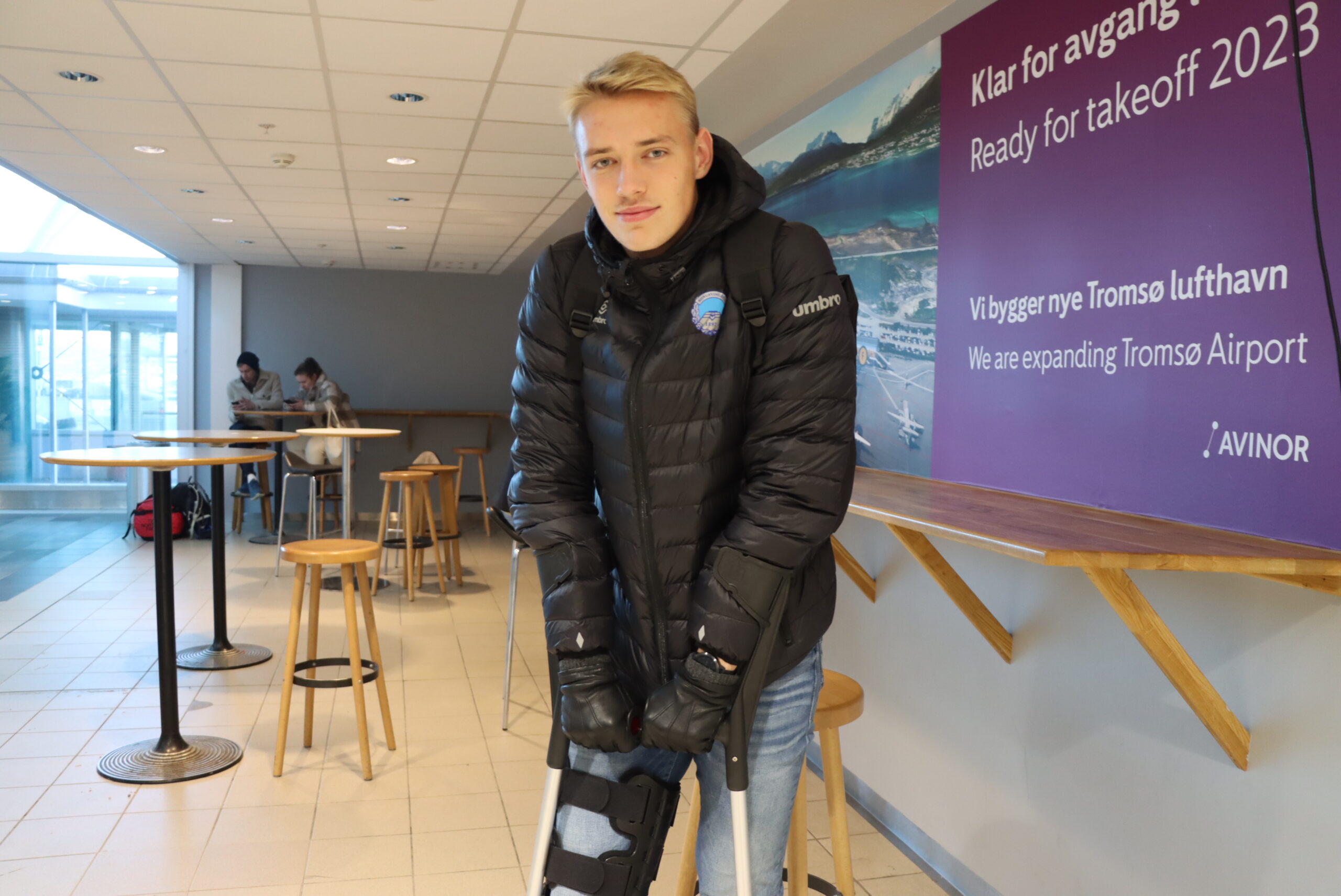 Matias Aadnøy holder motet oppe, selv om han er forberedt på opp mot ett år uten fotball. Som et plaster på såret, får han uansett være med nordover til Tromsø.