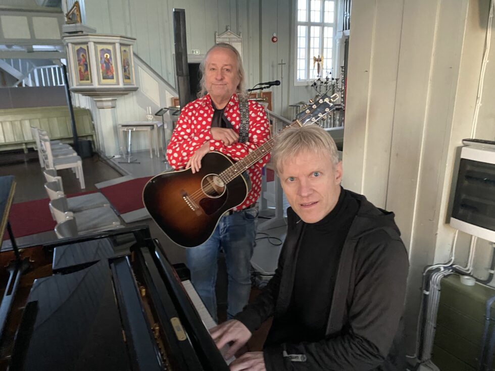 De har musikk som fellesskap, selv om repertoaret til Levi Henriksen på sin gitar er temmelig forskjellig fra tonene Håvard Gimse bringer fram fra klaveret. Men likevel har våre to fremste kulturbærere mange ting felles skal det vise seg.