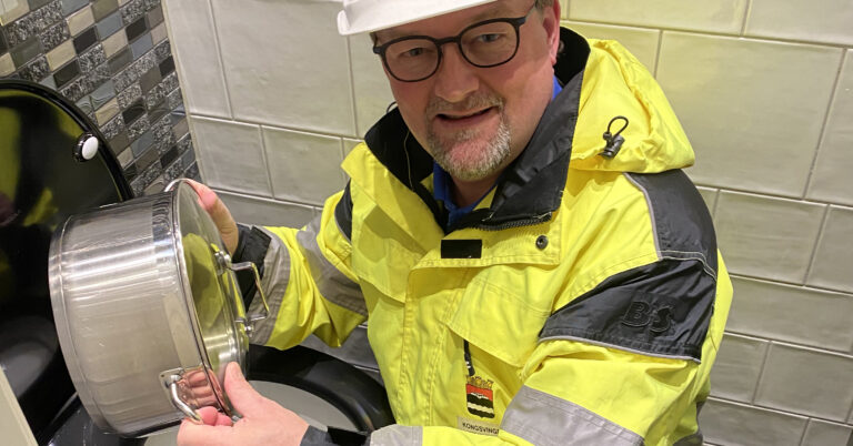 Kommuneingeniør Kjetil Lein ber folk tenke seg om før de kaster noe i do. Han forteller at de utroligste ting er blitt kastet i toalettet.