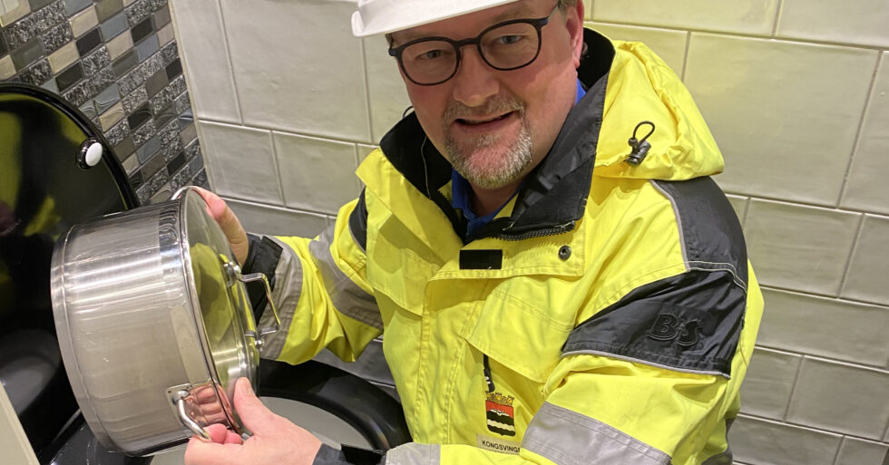 Kommuneingeniør Kjetil Lein ber folk tenke seg om før de kaster noe i do. Han forteller at de utroligste ting er blitt kastet i toalettet.
