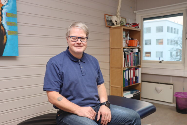 Stein Fossgård er sin egen herre, og har fått en livsstil for å gå og sykle mil etter mil.
