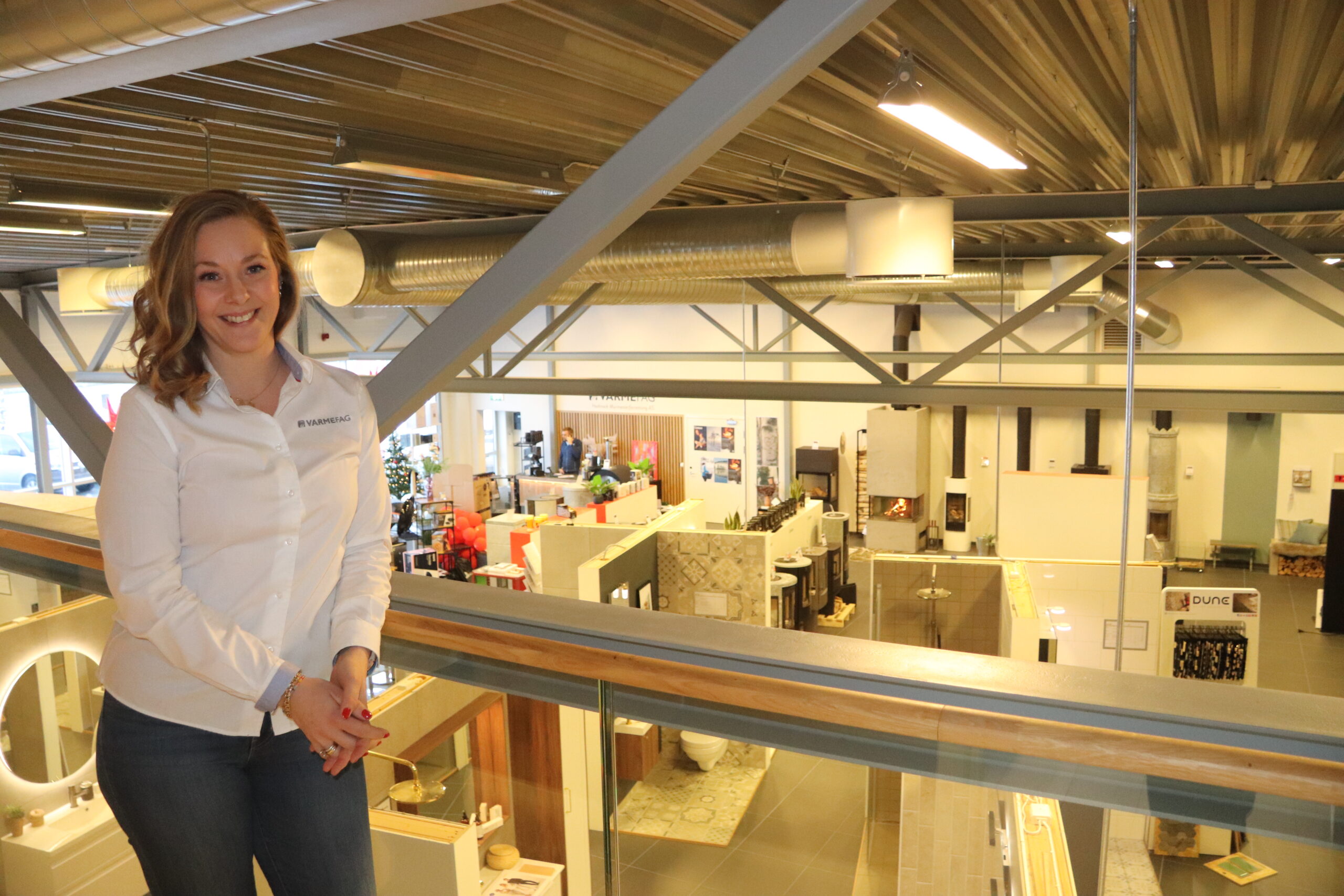 Hedmark Murmesterforretning har god plass i butikken på Rasta og har kunnet holde noenlunde normalt åpent under korona-pandemien, forteller butikksjef Monica Berg.