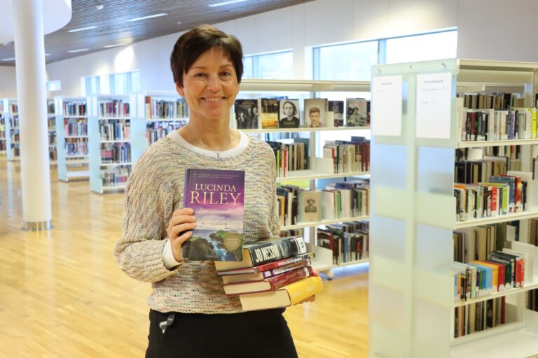 Lucinda Riley er populær, og er mest lånt også i år. J.K Rowlings Harry Potter holder seg også godt 20 år senere, kan Karin Teigum Arnesen forsikre om.