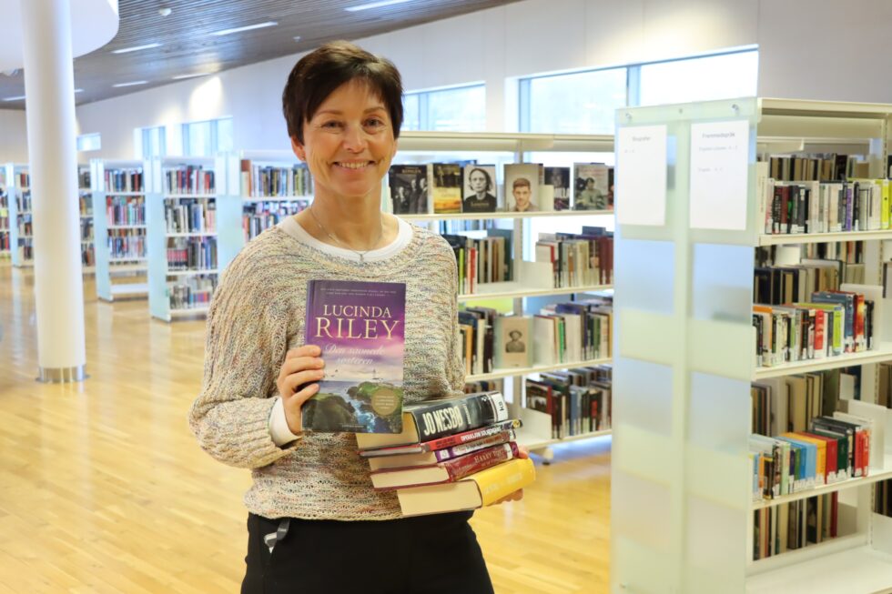 Lucinda Riley er populær, og er mest lånt også i år. J.K Rowlings Harry Potter holder seg også godt 20 år senere, kan Karin Teigum Arnesen forsikre om.