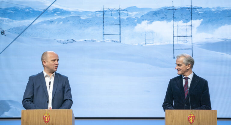 Finansminister Trygve Slagsvold Vedum (Sp) og statsminister Jonas Gahr Støre (Ap) vil øke strømstøtten ytterligere.