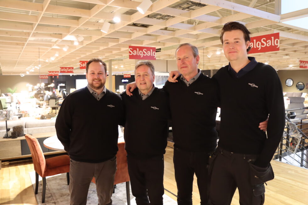 Lasse (t.v.), Tom, Jan og Thomas Skyrud er fedre, sønner, brødre, fettere, onkler og nevøer på Møbelringen.