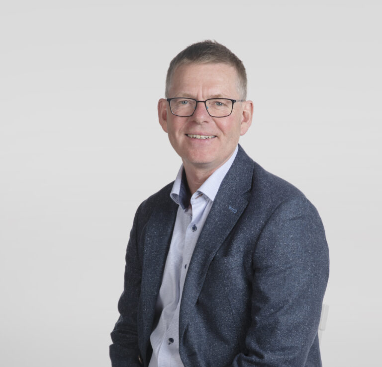 Regiondirektør Jon Kristiansen i NHO Innlandet presenterer seneste meningsmåling blant medlemsbedriftene.