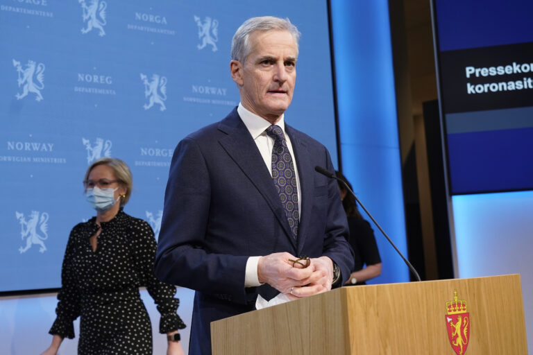 Statsminister Jonas Gahr Støre (Ap) og helse- og omsorgsminister Ingvild Kjerkol (Ap) under pressekonferansen om koronasituasjonen i Marmorhallen.