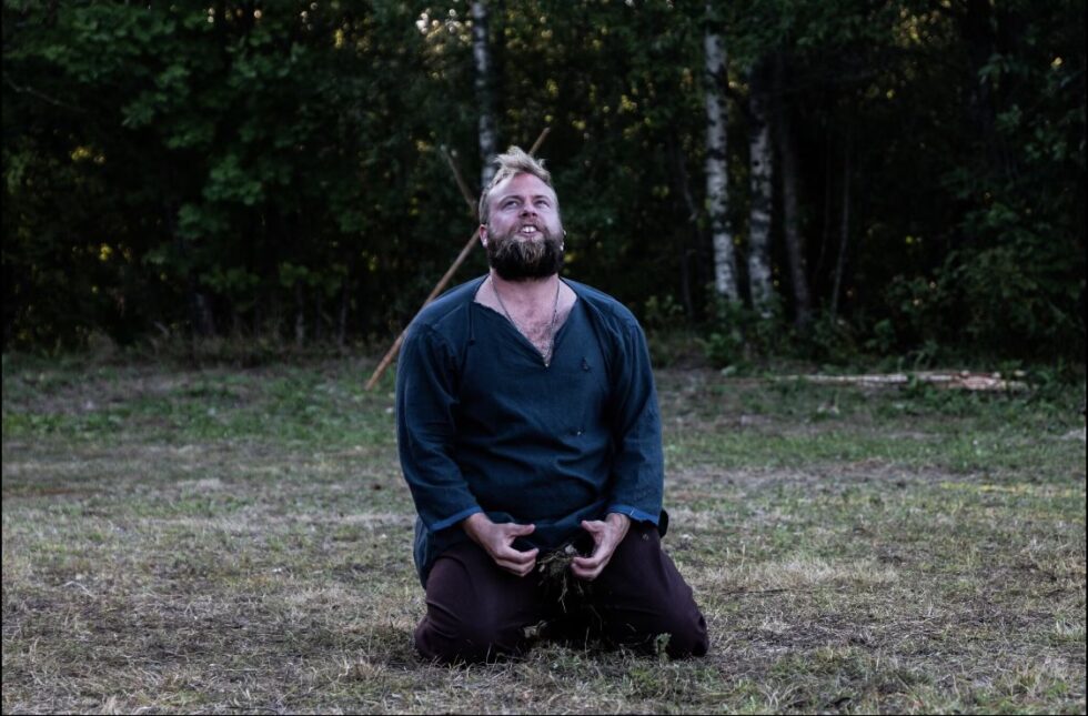 Jonas Linnerud i rollen som trellen til Sigrid i spelet om Skjoldmøya