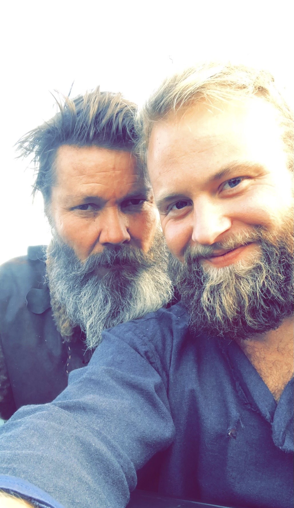 Jonas har blitt kjent med flere kjente skuespillere. Her er han sammen med Stig Henrik Hoff under Skjoldmøya-spelet