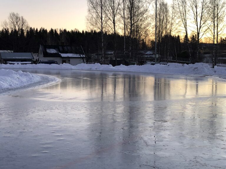 Våt is er ikke noe man burde bruke mye tid på, synes verken Kongsvinger Skøyteklubb eller kommunen.