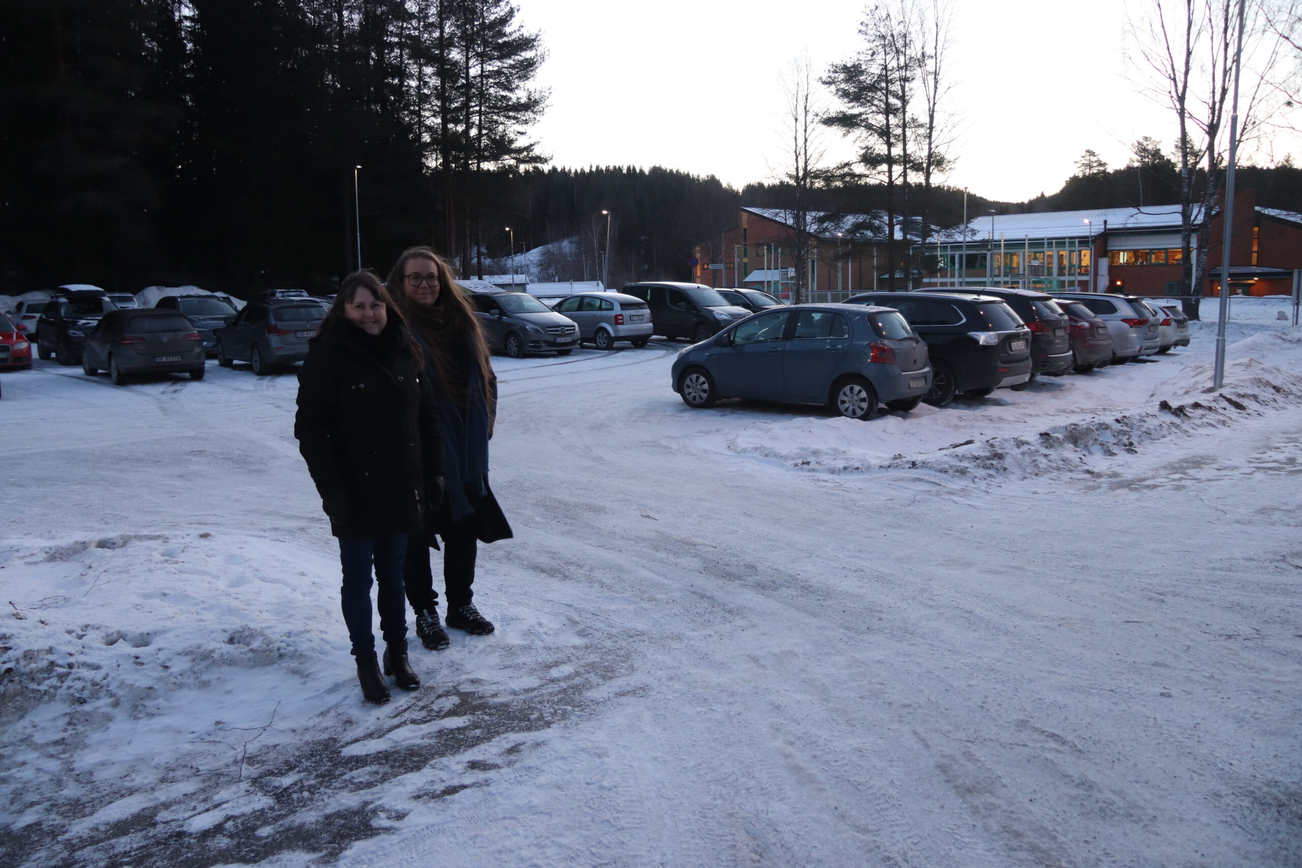 FAU-leder Linda Rødland (t.v.) og nestleder Joanna Randmæl-Warpe ved hovedinnkjøringen til Vennersberg skoles parkeringsplass.
