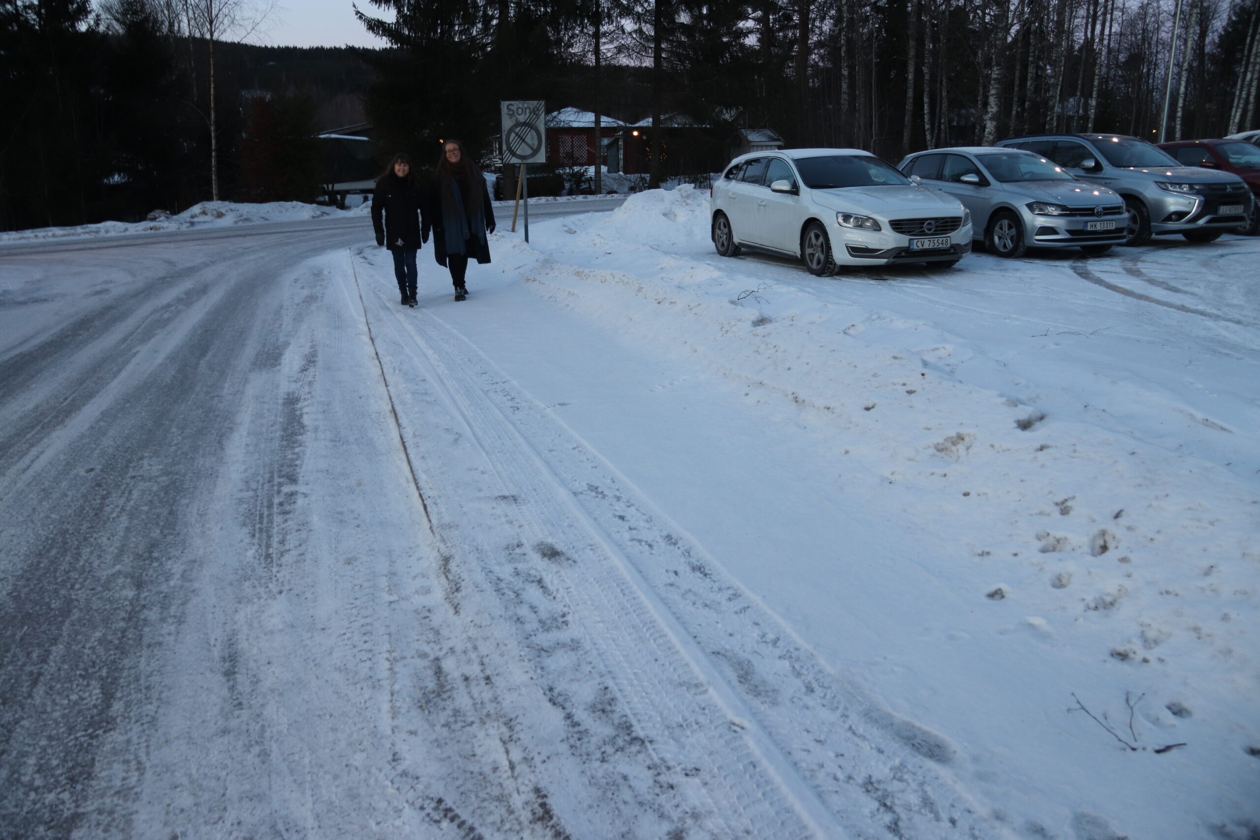 Fortauet langs Dueveien har spor etter biler. Veien er for smal, mener FAU-leder Linda Rødland (t.v.) og nestleder Joanna Randmæl-Warpe ved Vennersberg skole.