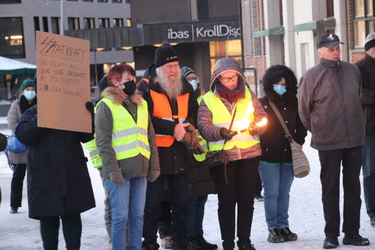 Appellant og demonstrasjonsleder Mona Stenbråten samlet flere enn 100 i protest mot høye strømpriser.