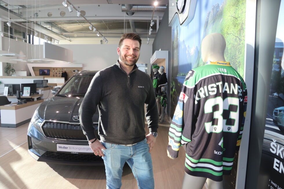 Skoda-entusiast og -toppselger Anders Kristiansen vet mer om den tsjekkiske bilprodusenten enn de fleste. Blant annet har Skoda et eget hockeylag i toppserien, som mer enn gjerne spesiallaget en lagtrøye til ham på forespørsel.