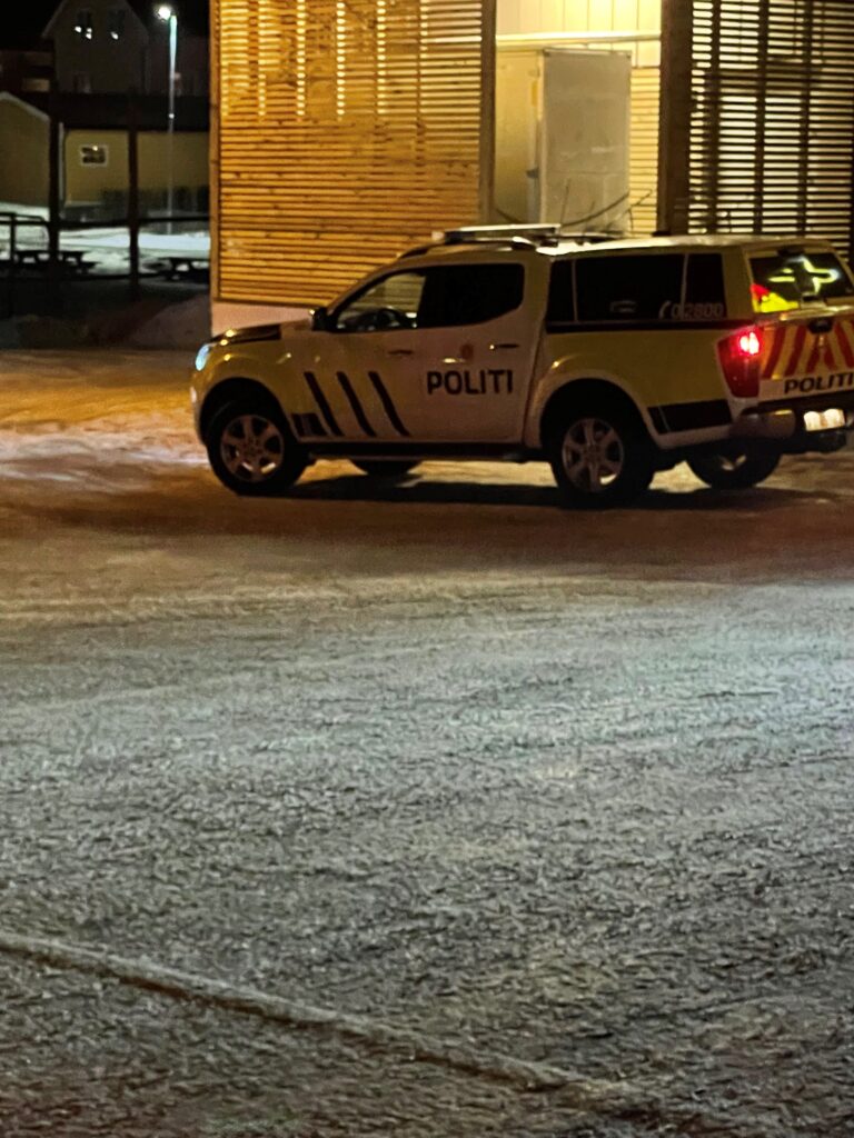 Flere politibiler er involvert i aksjonen i Kongsvinger fredag kveld.
