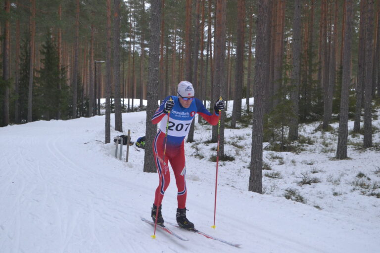 Han er en av de beste løperne i Norge med sko på bena, men Per Vidar Fjeld hadde mest lyst til å legge seg ned i siste motbakke når skiene satt på.