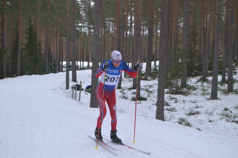 Han er en av de beste løperne i Norge med sko på bena, men Per Vidar Fjeld hadde mest lyst til å legge seg ned i siste motbakke når skiene satt på.