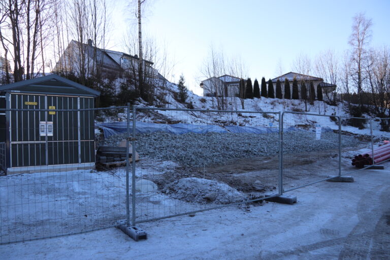 Cirkle K har stoppet byggearbeidene bak stasjonen i Arkovegen i påvente av geologiske undersøkelser fordi naboer er bekymret for ras.