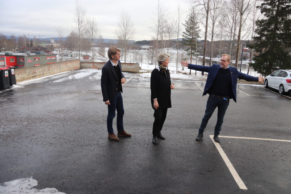 Innovasjonstrio på tomta der det nye forskningssenteret skal bygges, forhåpentligvis med byggestart i august. Daglig leder i Klosser Innovasjon Kongsvinger, Lars Gillund (t.v.), leder for gaver og samfunn i Sparebankstiftelsen Hedmark, Kristin Vitsø Bjørnsta og daglig leder Vegard Herlyng ved Høgskolesenteret i Kongsvinger.