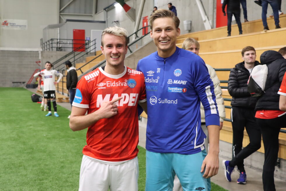 Oliver Banken Sandberg og keeper Andreas Smedplass er begge Flisa-gutter. Smedplass gleder seg over at flere slipper til