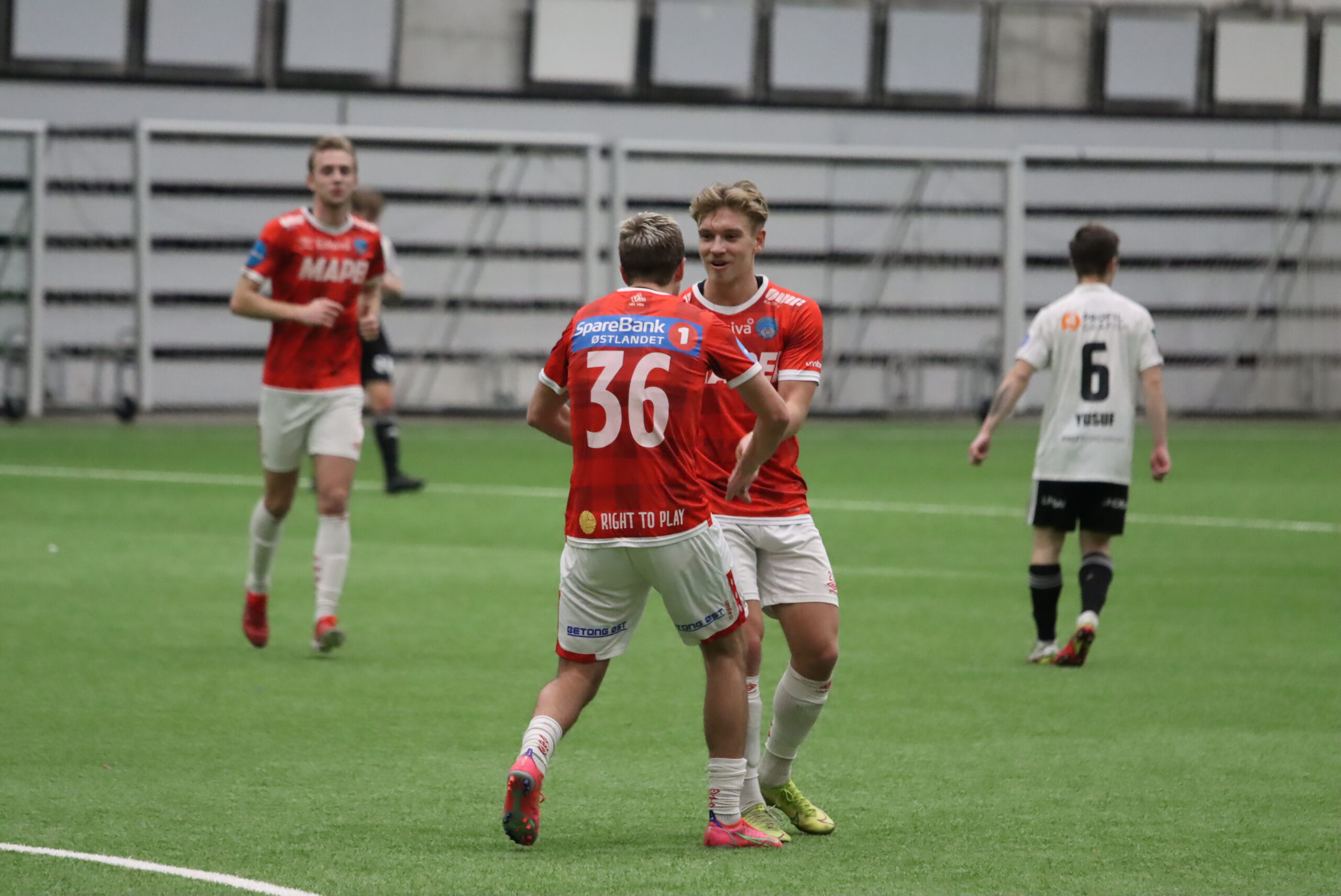 Sandberg og Martin Vinjor feirer 1-0.