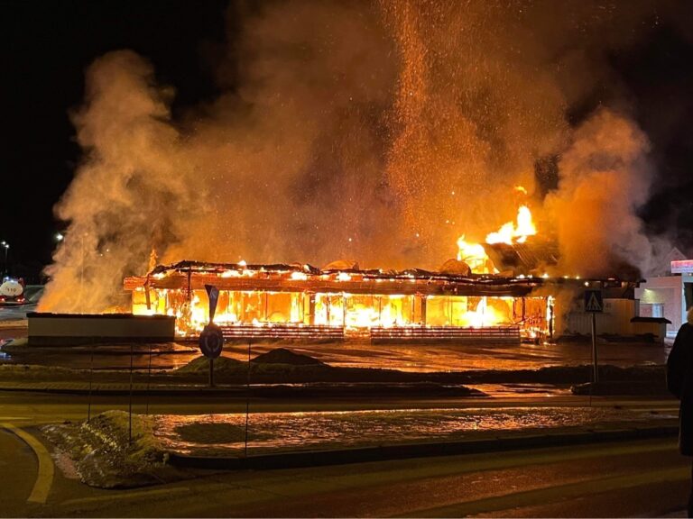 Flammene slår opp i lufta og Taverna er i ferd med å brenne helt ned.
