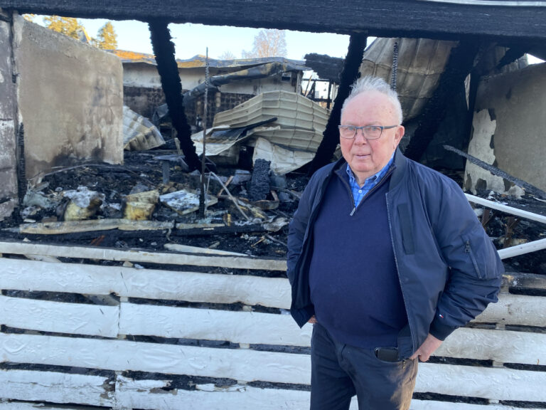 For Per Myhre (77) var det et trist syn å se restene etter det som var Taverna'n, der han i 44 år sto bak disken og drev stedet.