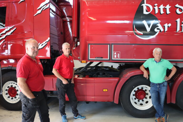 Diesel Care frakter store mengder drivstoff om gangen. «P.O» Sundbäck (t.v.), Tommy Jahnsrud og Per Jahnsrud her avbildet i 2021.