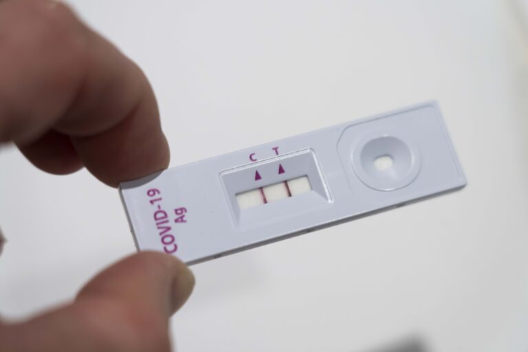 En positiv Covid-19 antigen hurtigtest. To streker markerer at korona er påvist.